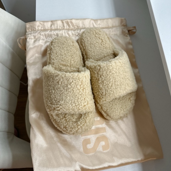 BRAND NEW APPARIS SLIPPERS - Picture 3 of 4